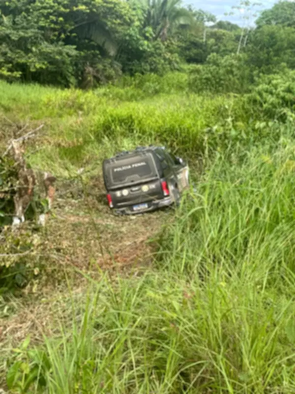 Caminhonete da Polícia Penal cai em ribanceira na BR-364 no Acre