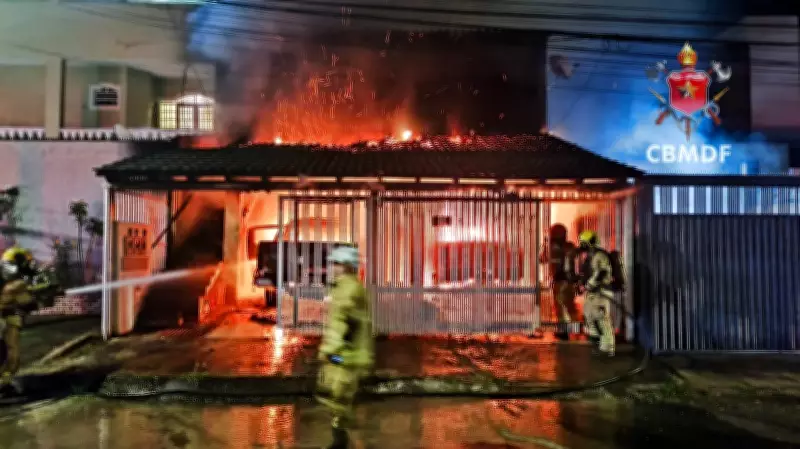 Caminhonetes pegam fogo em garagem no Riacho Fundo II, no DF