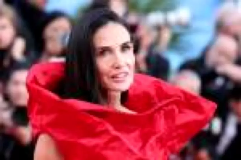 Cannes 2026: Colo vira tela de arte com lenços e golas esculturais