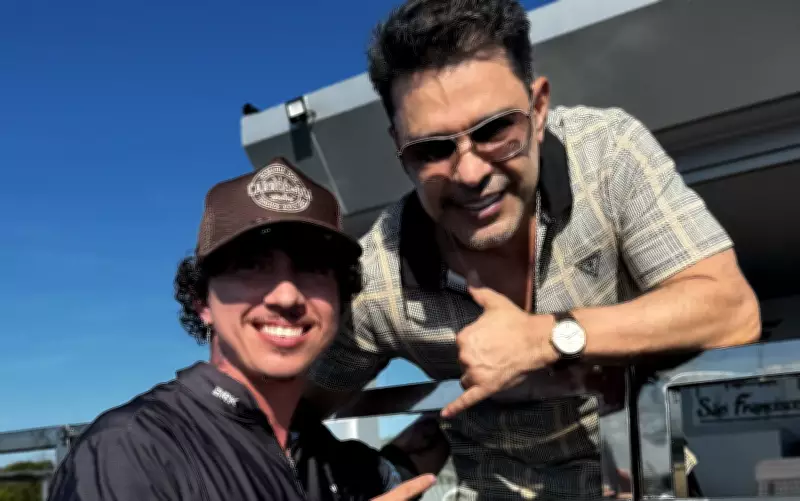 Cantor encontra Zezé di Camargo em flutuante no Rio Araguaia e canta para ele