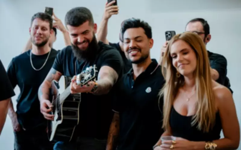 Cantores sertanejos emocionam idosos com homenagem de Dia das Mães em Goiânia