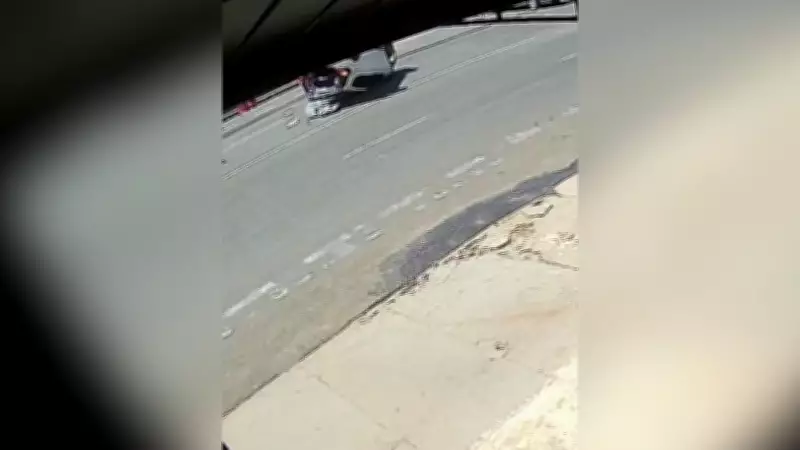 Capotamento deixa carro com rodas para cima após batida em Uberlândia