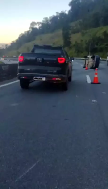 Capotamento interdita faixas da rodovia Mogi-Dutra em Mogi das Cruzes