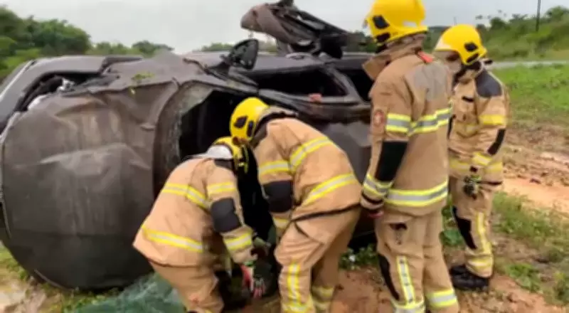 Capotamento na BR-101 em Maruim deixa três mulheres feridas