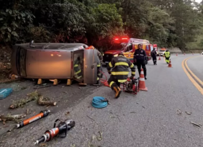 Capotamento na rodovia Floriano Rodrigues Pinheiro deixa motorista preso às ferragens