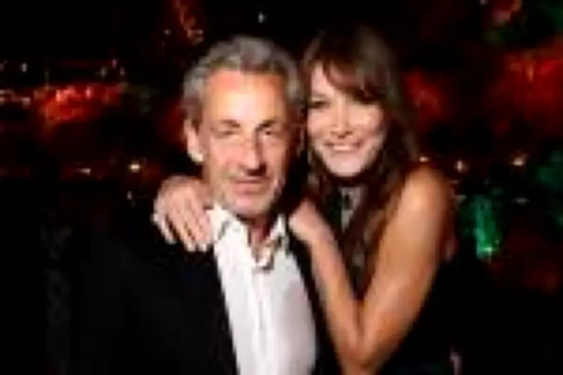 Carla Bruni brilha em Cannes enquanto marido enfrenta julgamento na França