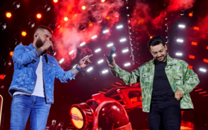 Ícaro & Gilmar param show e gravam áudio para ajudar fã a reatar namoro