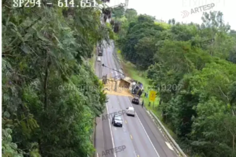 Carreta carregada com amendoim tomba e interdita rodovia SP-294 em Pacaembu