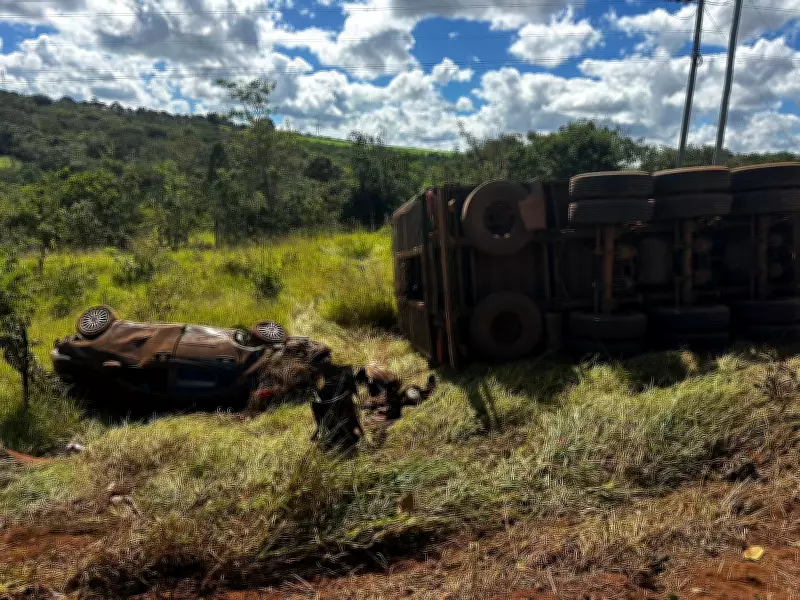 Carreta com 70 cabeças de gado tomba na MGC-452 em Uberlândia
