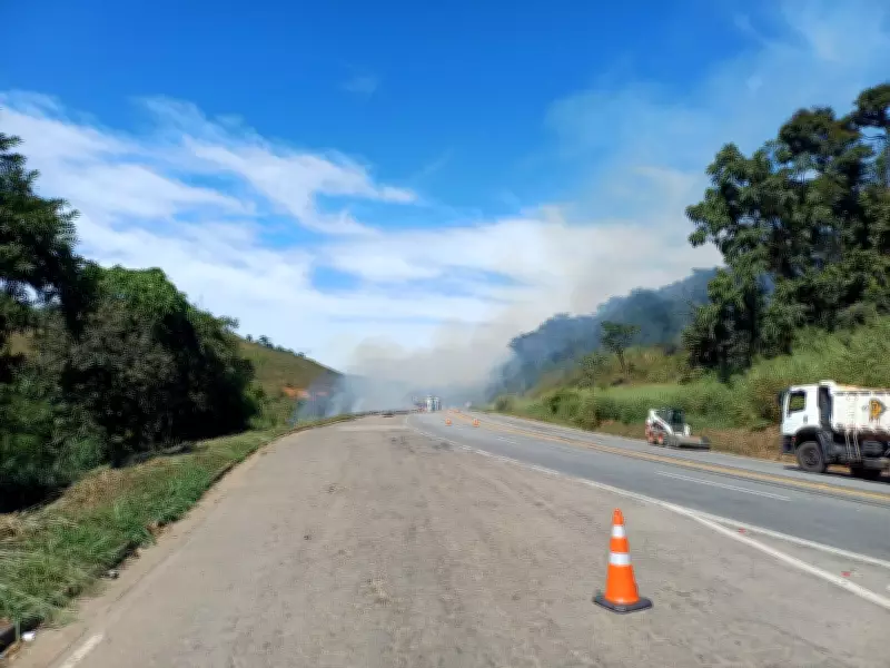 Carreta com gás tomba e pega fogo na BR-040 em Juiz de Fora