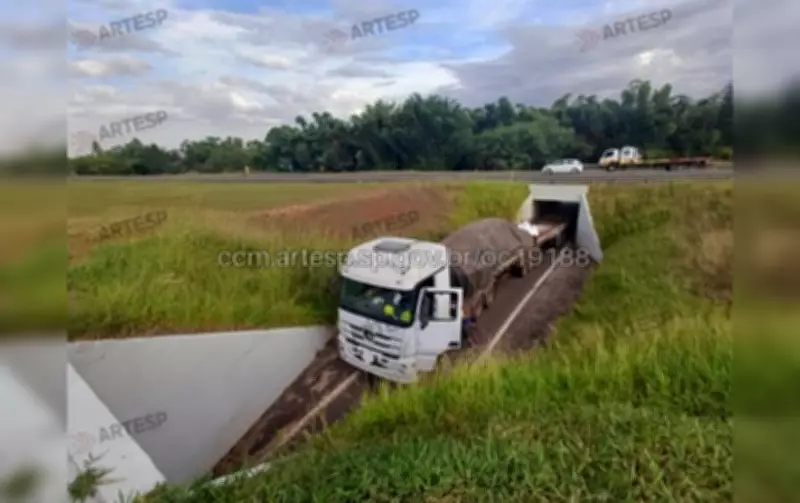 Carreta fica presa em retorno proibido na SP-280 em Águas de Santa Bárbara
