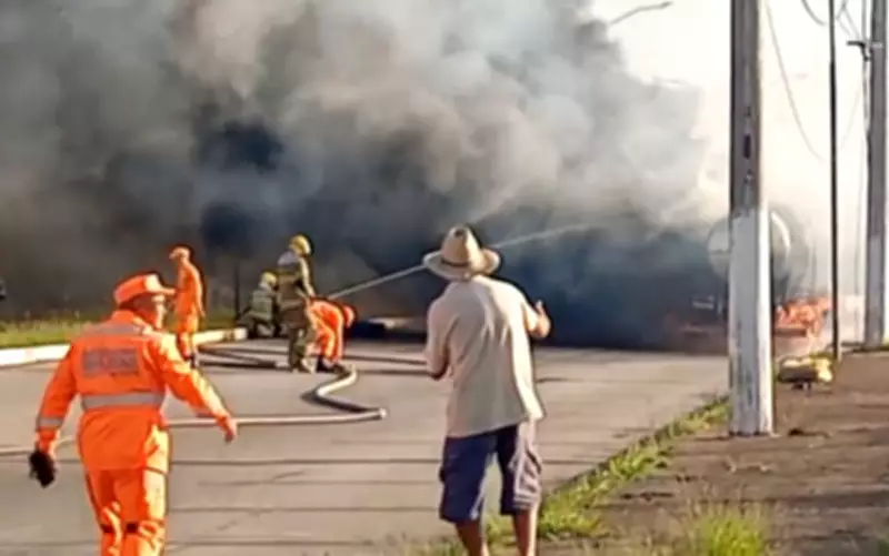 Carreta pega fogo na Avenida Antônio Mariosa em Pouso Alegre