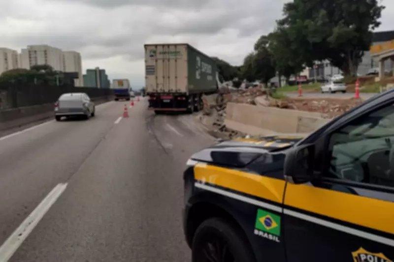 Carreta perde controle e atravessa guard-rail na Via Dutra em São José dos Campos