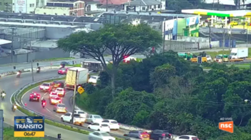Carreta tomba e atinge dois veículos na Grande Florianópolis
