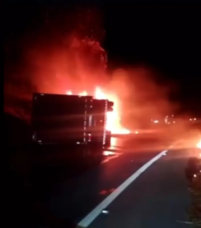 Carreta tomba e pega fogo na RJ-186, em Santo Antônio de Pádua