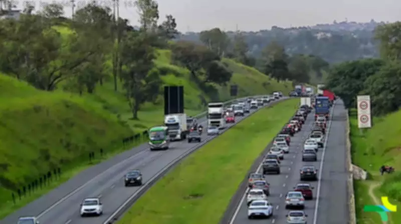 Carreta tomba em alça de acesso do Anel Viário em Campinas