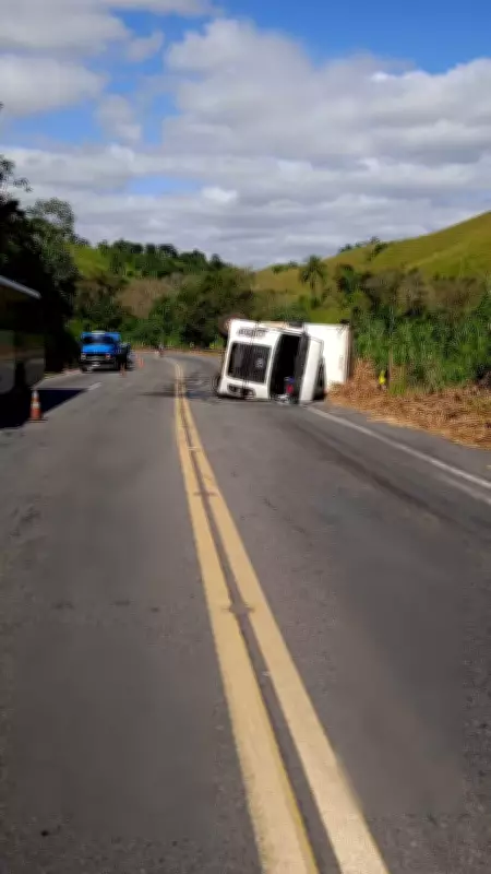 Carreta tomba na BR-393 em Barra do Piraí e deixa homem ferido