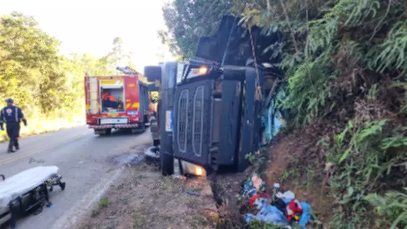 Carreta tomba na MG-164 em Itapecerica e trecho segue interditado
