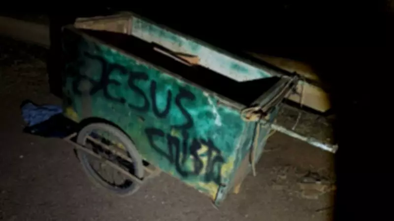 Carrinho de reciclagem usado em emboscada a ciclista na BR-452 em Uberlândia