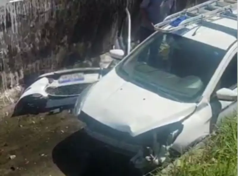 Carro cai em canal no centro de Aracaju; não há informações sobre vítimas