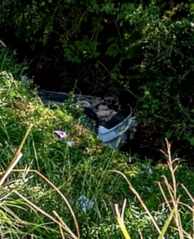 Carro cai em rio na BR-267 e duas pessoas ficam feridas em Bicas
