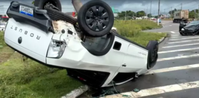 Carro capota após colisão na Avenida do Turismo em Manaus