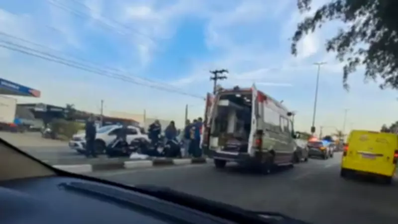 Carro capota e interdita avenida em Mogi das Cruzes na tarde de segunda