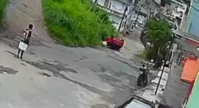 Carro capota em Itabuna após motorista esquecer freio de mão
