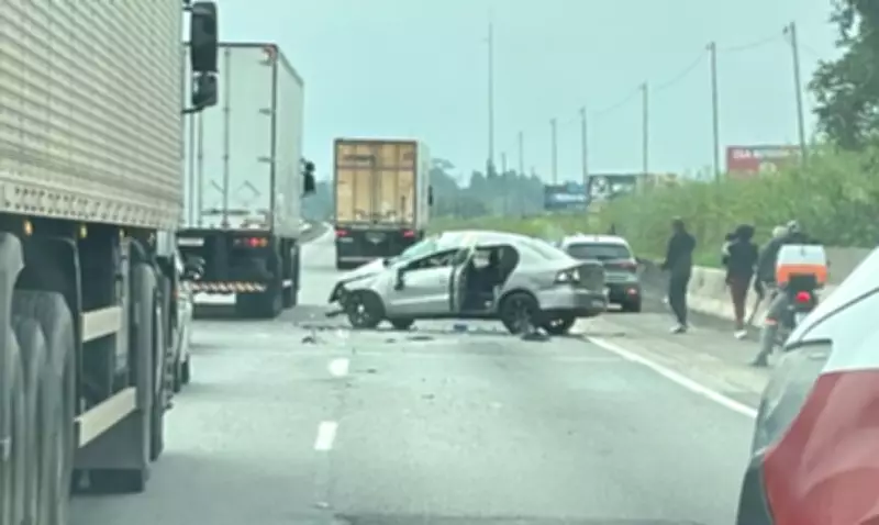 Carro capota na Via Dutra em Resende e deixa duas pessoas feridas