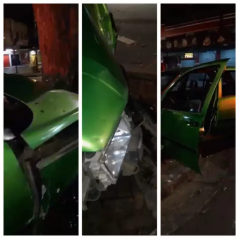 Carro destruído após colisão contra árvore no Centro de BH; condutor ferido