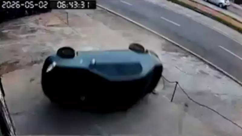 Carro em alta velocidade capota e atinge oficina mecânica em Sorocaba