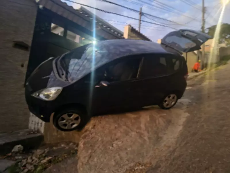 Carro fica suspenso sobre pedra após motorista perder controle em BH