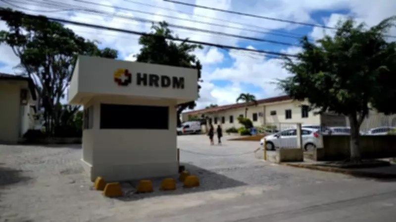 Carro invade maternidade em Garanhuns e deixa três feridos