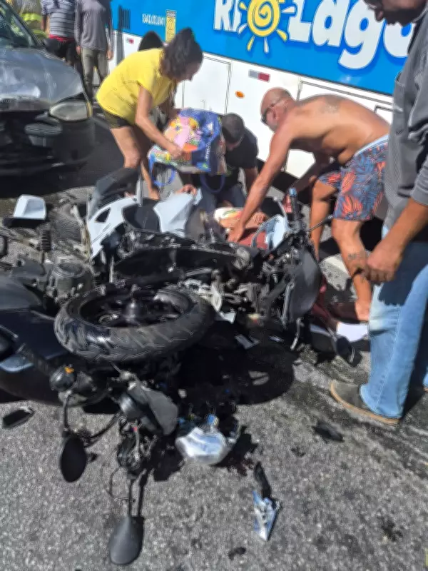 Carro na contramão atinge duas motos e deixa cinco feridos em Saquarema