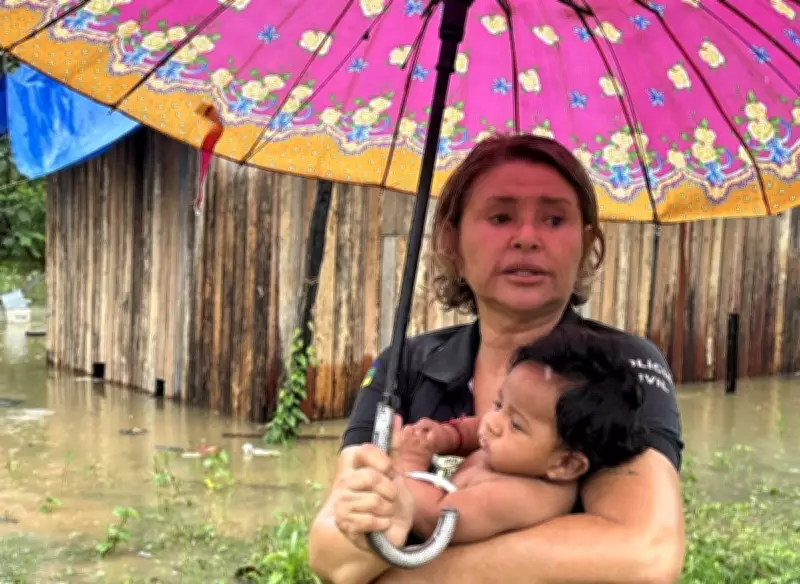 Casa afunda em cheia e crianças são resgatadas pela janela no Amapá