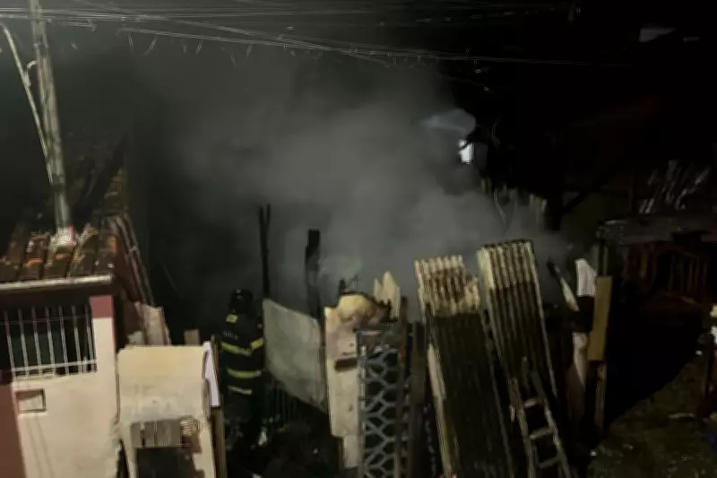 Casa de madeira é destruída por incêndio em Caraguatatuba, SP