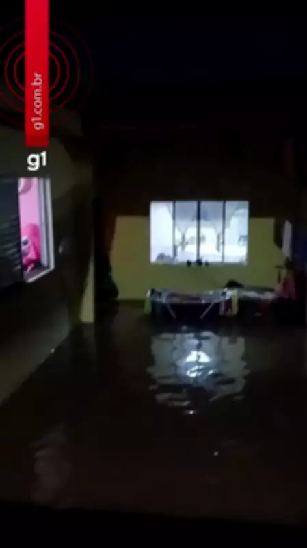 Casa é invadida por água após rompimento de rede da Sabesp em Taubaté