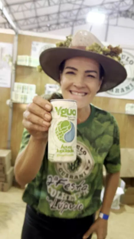 Casal cria água com gás sabor cerveja a partir de lúpulo em SP