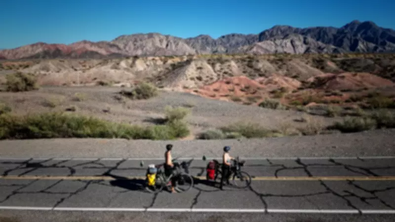 Casal de Araraquara interrompe pedalada de 16 mil km rumo à Copa por falta de visto