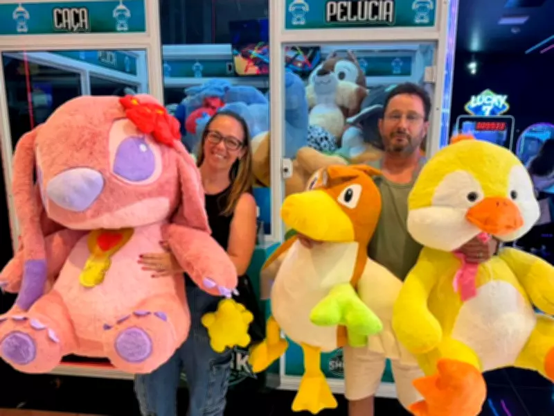 Casal de São Carlos viraliza com habilidade para 'caçar' bichos de pelúcia em máquinas