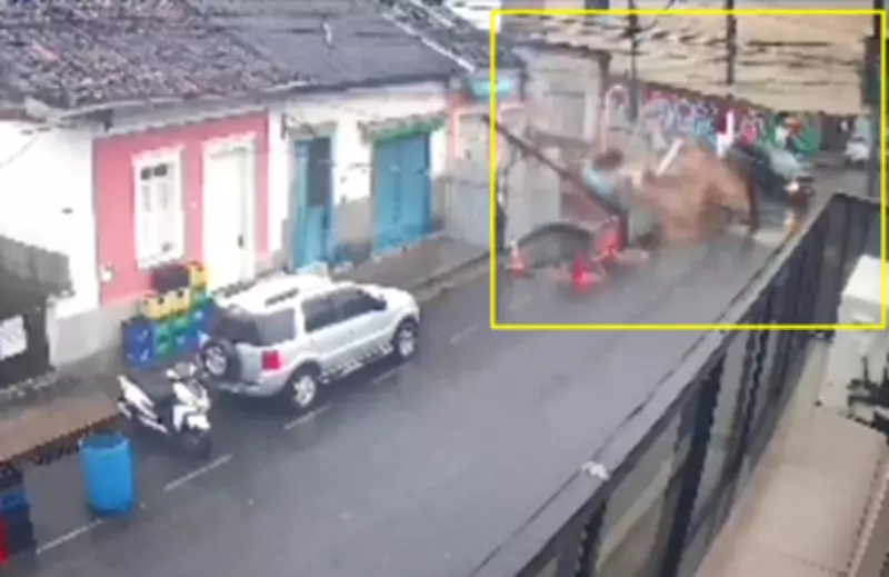 Casarão centenário desaba em Cantagalo e quase atinge carro; veja vídeo