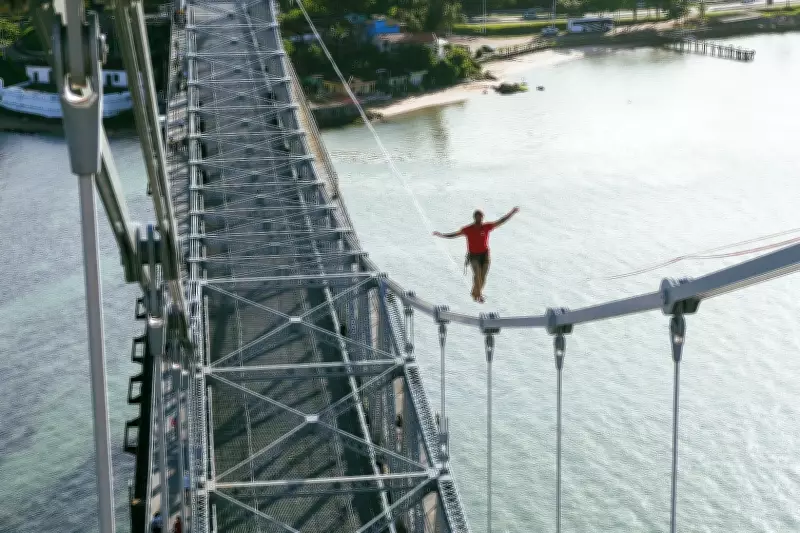 Catarinense Rafael Bridi tenta recorde mundial de highline na Ponte Hercílio Luz