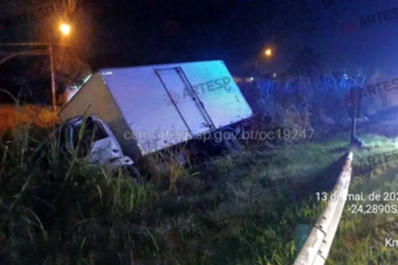 Cavalo morre atropelado por caminhão em rodovia de Peruíbe