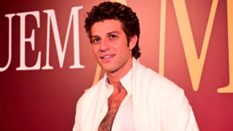 Chay Suede anuncia pausa nas novelas após estreia de 'Quem Ama Cuida'