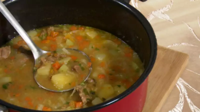 Chef JPB ensina sopa de carne: receita fácil e saborosa para o inverno