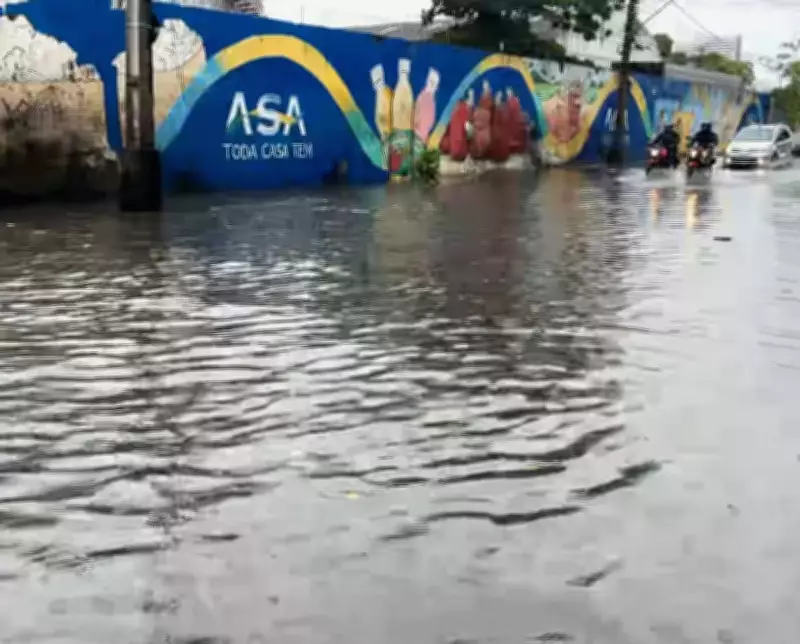 Chuva forte alaga ruas e avenidas no Recife nesta terça-feira (12)