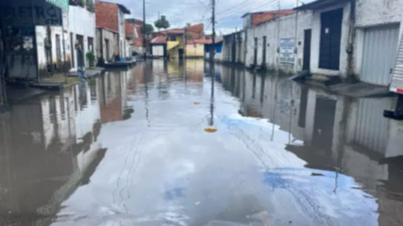Chuva forte causa alagamentos e trânsito lento em Fortaleza