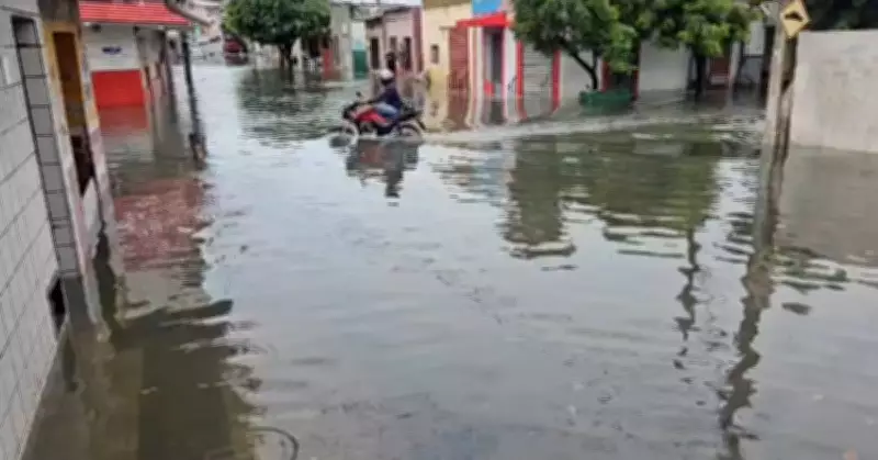 Chuvas em Natal causam alagamentos em 15 pontos e deixam 3 vias intransitáveis