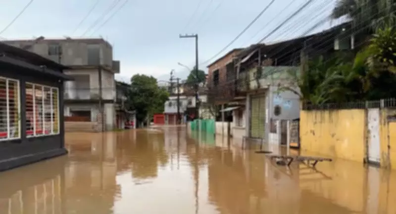 Chuvas fortes alagam bairros da Zona Oeste do Recife e elevam nível do Rio Teipió