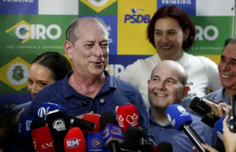 Ciro Gomes confunde gesto de apoiador com símbolo de facção e pede desculpas
